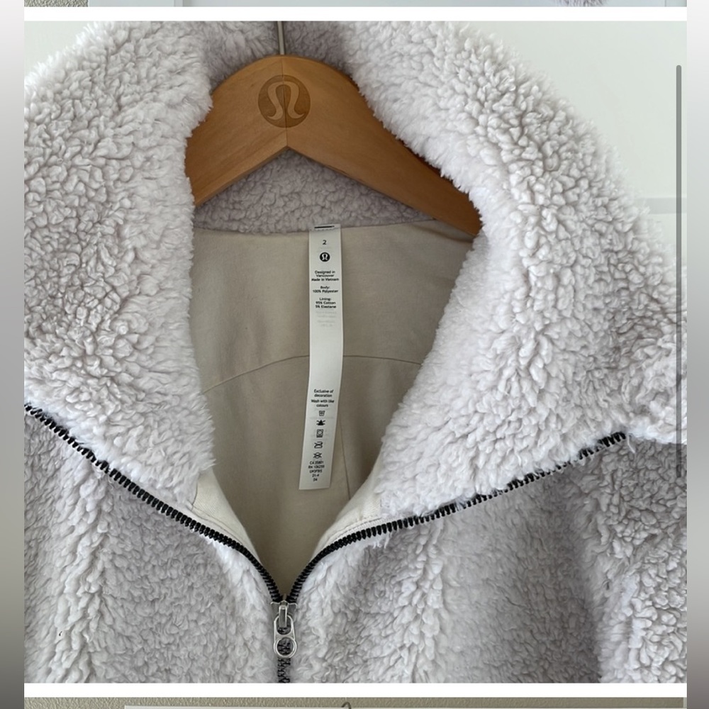 Like new! Lululemon Sherpa jacket size 2 - Picture 2 of 3